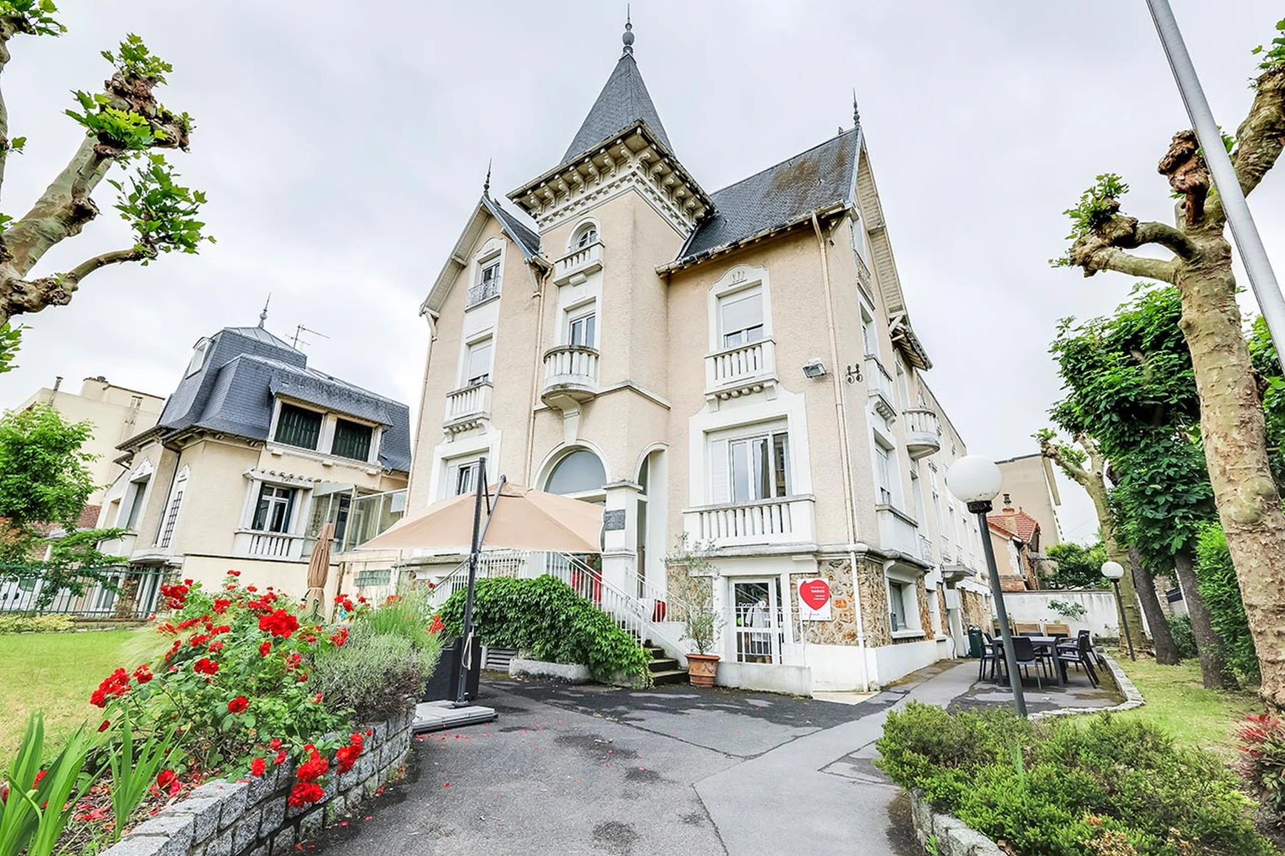 Facade chateau Résidence Médicis à Sartrouville bourgeois france beige crème