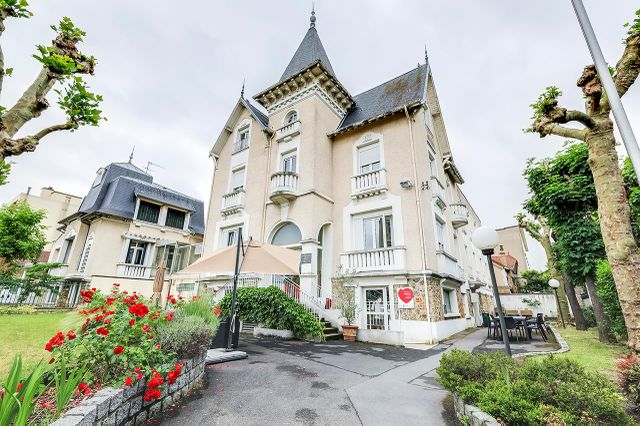 Facade chateau Résidence Médicis à Sartrouville bourgeois france beige crème