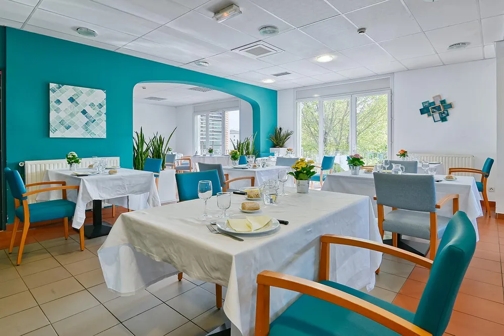 Salle à manger Maison de retraite Lubéron à Sainte-Tulle thème bleu fauteil bleu