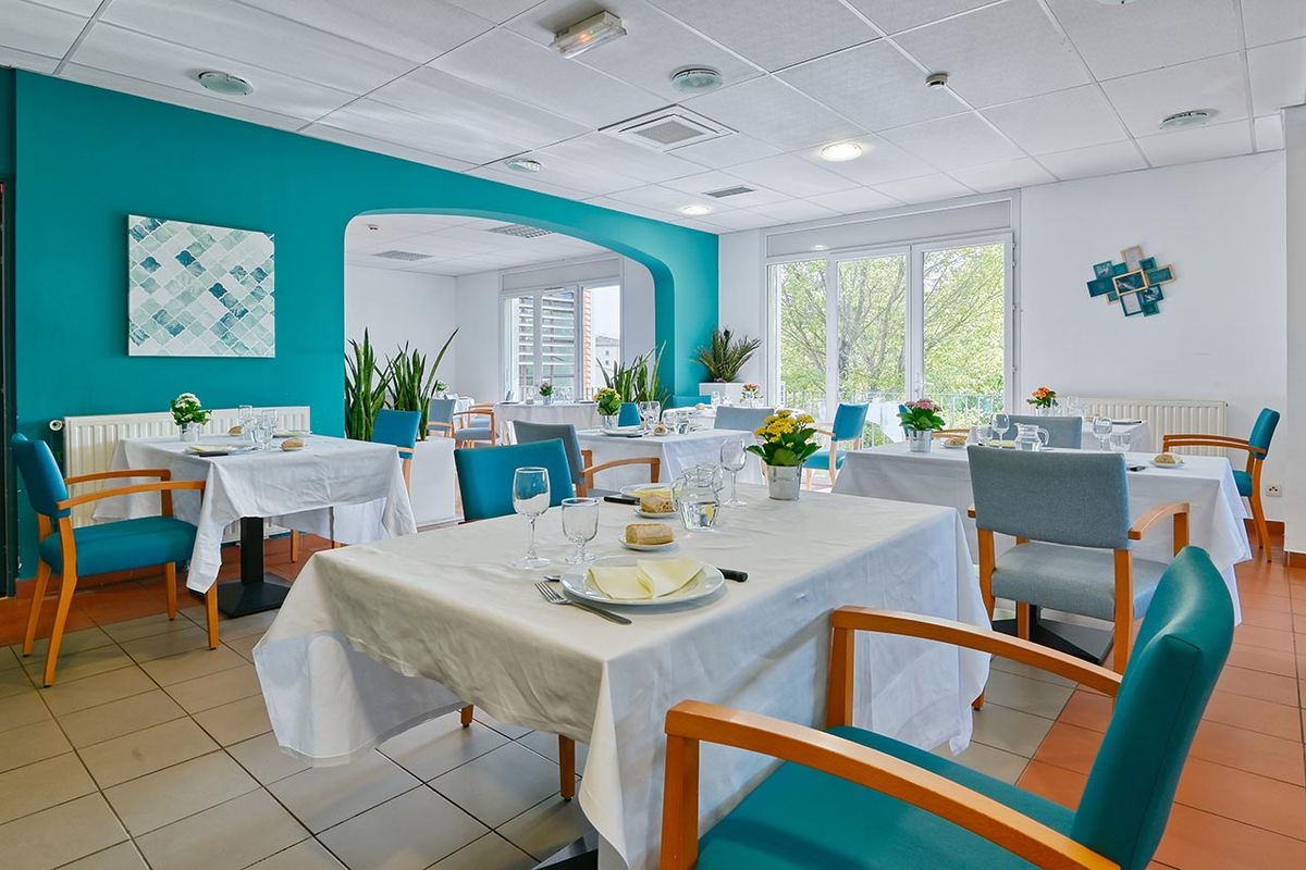 Salle à manger Maison de retraite Lubéron à Sainte-Tulle thème bleu fauteil bleu