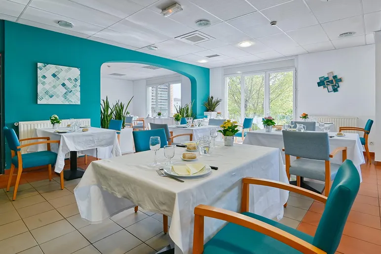 Salle à manger Maison de retraite Lubéron à Sainte-Tulle thème bleu fauteil bleu