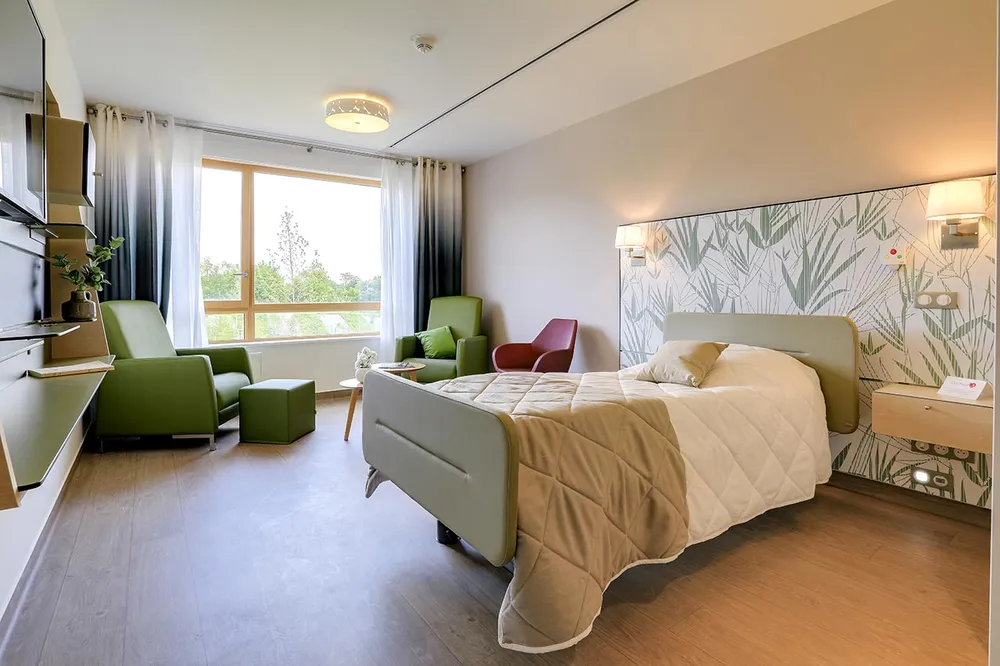 Maison retraite Jardins l'Aunette Chamant grande chambre baie vitrée lumineuse ameublement prenium cocooning
