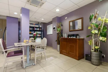 salle repos violette maison retraite paris les gobelins vintage et fauteils beige