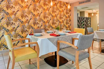Table de restaurant petit déjeuner lumière avec fauteil gris ehpad à Marseille, Résidence Les Epis d'Or