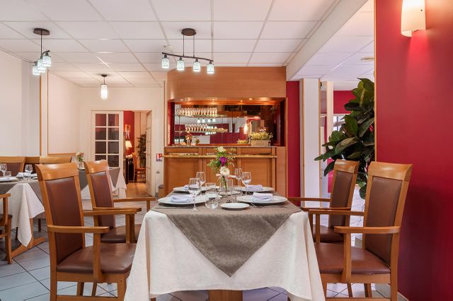 Table napée et dressée avec bar boi vintage salle à manger en ehpad à Compiegne, Résidence Tiers Temps