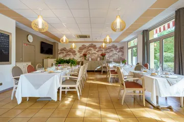 salle à manger lumineuse jaune et marron lumineuse, maison garches retraite, ehpad domusvi résidence isi