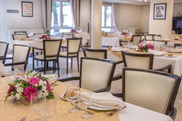 Salle restaurant zoom table maison retraite paris océane, lumineuse avec fauteil blanc vintage