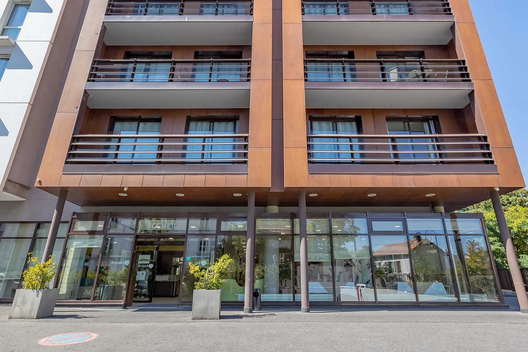 Facade maison de retraite alphonse daudet située à clamart, design moderne et lumineuse