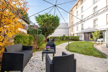 Tonelle avec salon extérieur jardin repos, maison de retraite à Vanves, Résidence Médicis