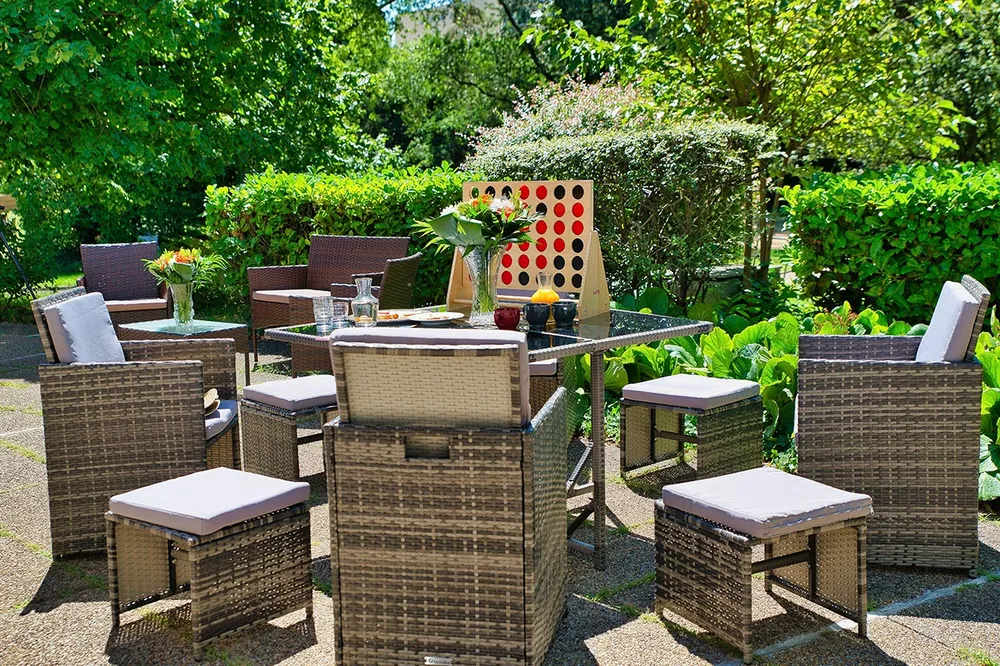 Salon de jardin en terrasse en nature avec buissons maison de retraite à Lyon, Résidence de la Rotonde