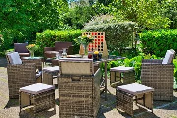 Salon de jardin en terrasse en nature avec buissons maison de retraite à Lyon, Résidence de la Rotonde