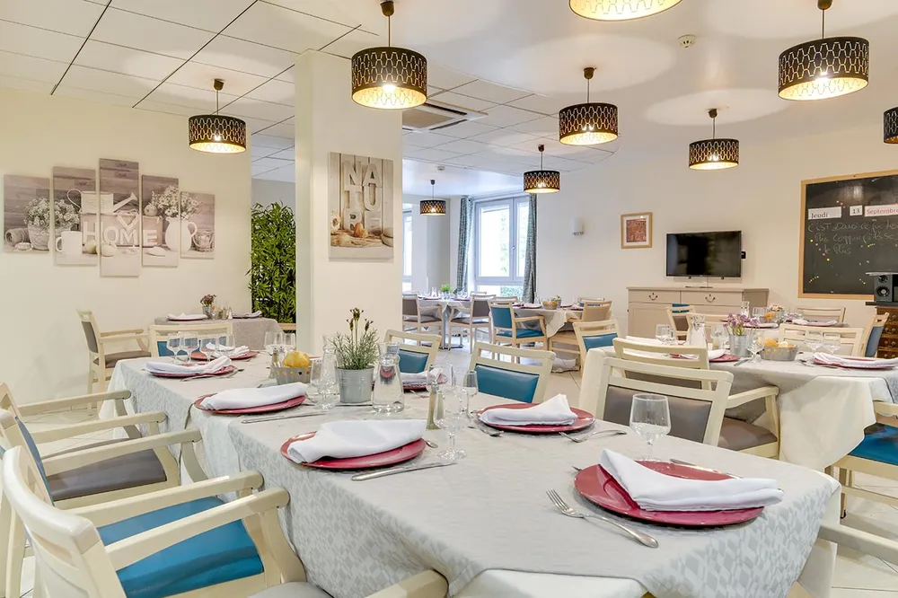Salle de restaurant élégante dans l’EHPAD Rabelais à Asnières-sur-Seine