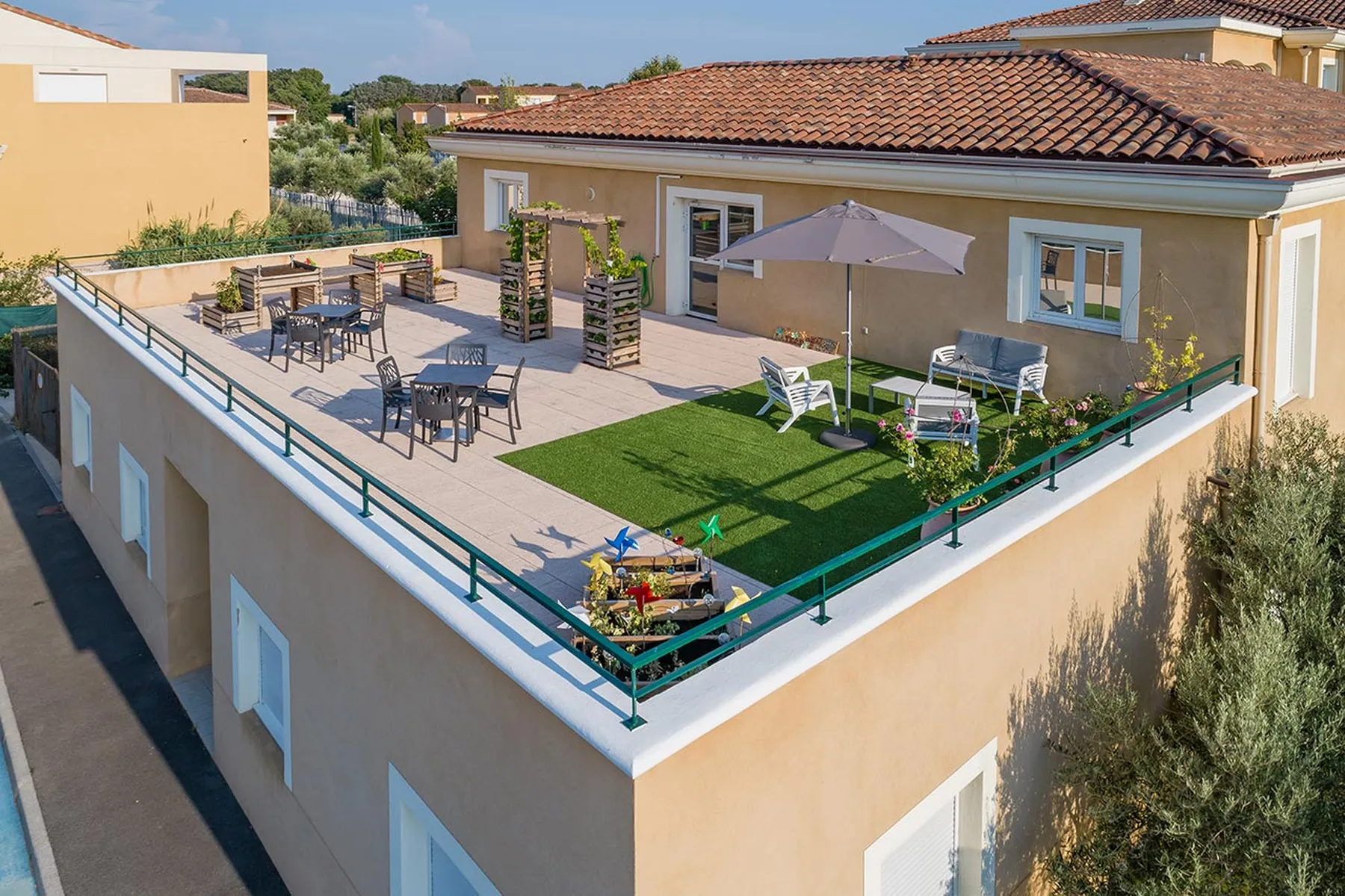 Balcon terrasse sur toit d'une villa en maison de retraite à Salon de Porvence, l'Amandière