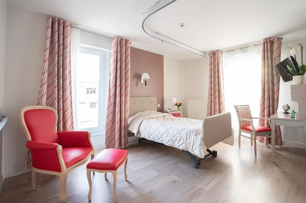 chambre maison retraite domusvi servres médicis murs et rideaux blanc rouge