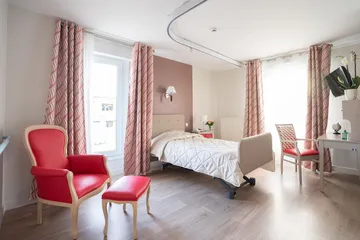 chambre maison retraite domusvi servres médicis murs et rideaux blanc rouge