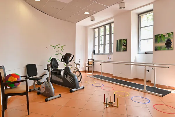 Salle de rééducation équipée et cerceau au sol