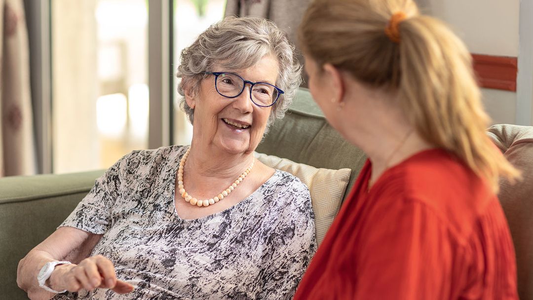 une femme âgée parle avec sa fille