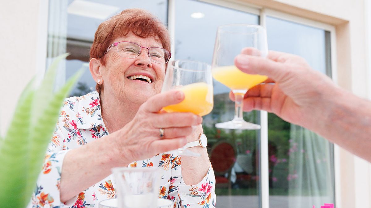 apéritif entre personnes agées residence seniors du luberon