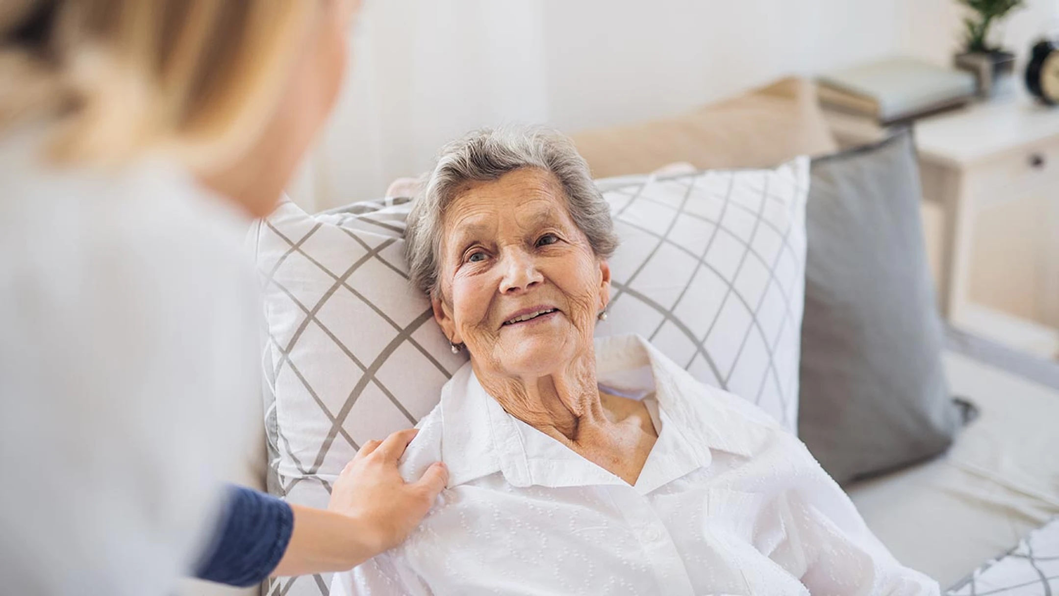 auxiliaire de vie avec une personne âgée alitée