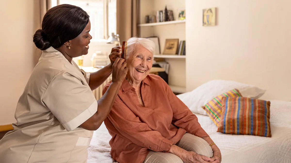 auxilaire de vie aide personne âgée coiffure