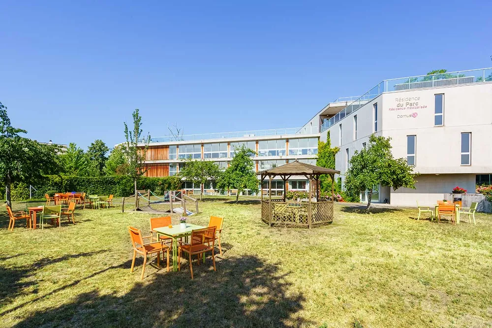 Grand jardin, cour intérieur maison retraite Résidence du Parc à Maisons-Laffitte pelouse avec cabane prendre le thé, verdure et détente