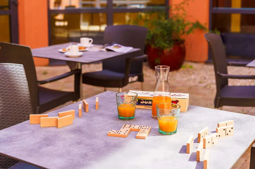 Table avec jeu de société et jus d'orange à la résidence le centenaire à pussay