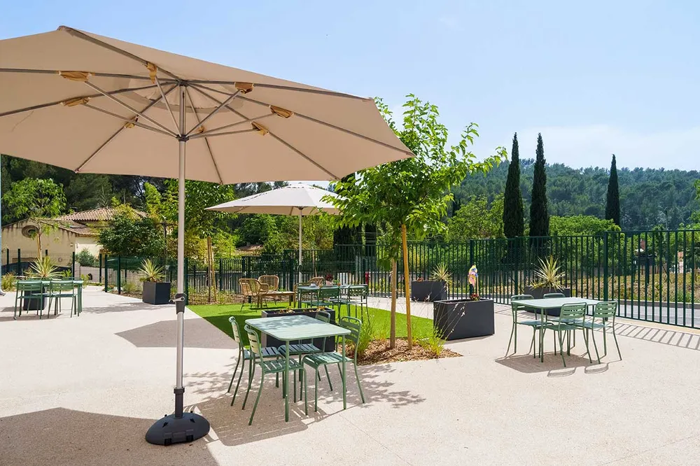 Terrasse et jardin vue sur forêt et collines, salon extérieur parasol ehpad à Allauch, Ecrin des Collines