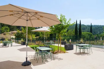 Terrasse et jardin vue sur forêt et collines, salon extérieur parasol ehpad à Allauch, Ecrin des Collines