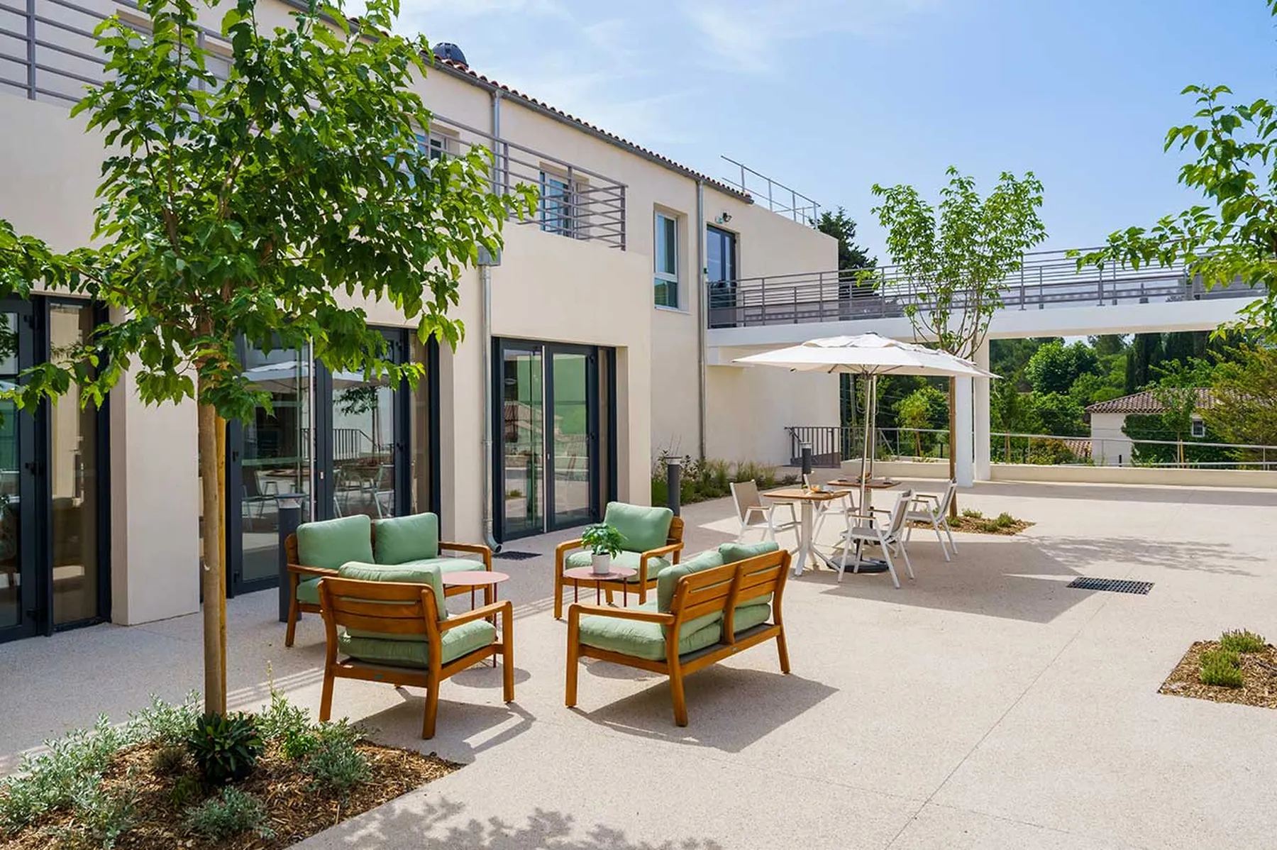 Terrasse et facade villa maison seniors médicalisée moderne à Allauch, Ecrin des Collines