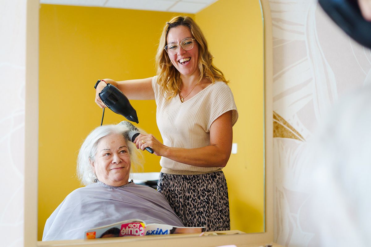 Séance de brushing pour résidente dans l'EHPAD La Bastide du Grand Vallat