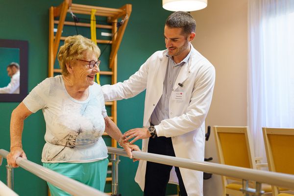 femme âge en rééducation avec aide soignant maison de retraite la villa des saules à cannet