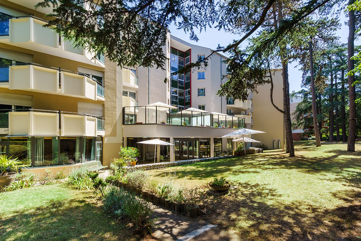 Facade résidence avec jardin et terrasse maison de retraite tiers temps lyon