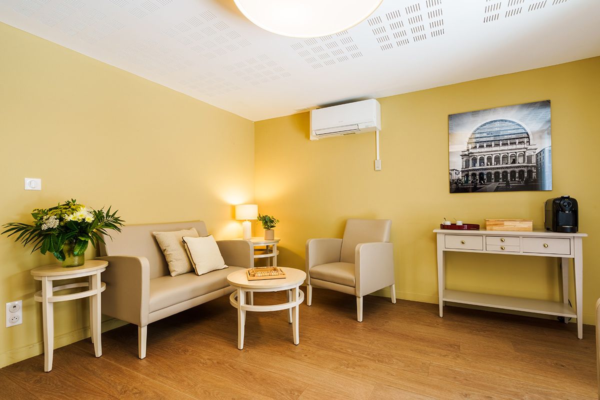 Espace cosy et fleuri pour détente - résidence Tiers Temps Lyon