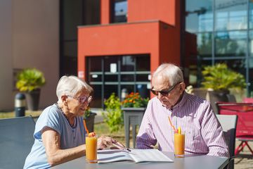 homme et femme âge discussion exterieur à la residence seniors les templitudes d'avrille