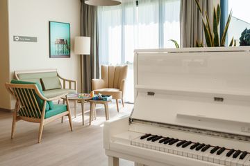espace detente avec piano blanc ehpad meschers