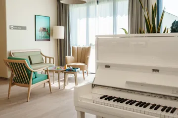 espace detente avec piano blanc ehpad meschers