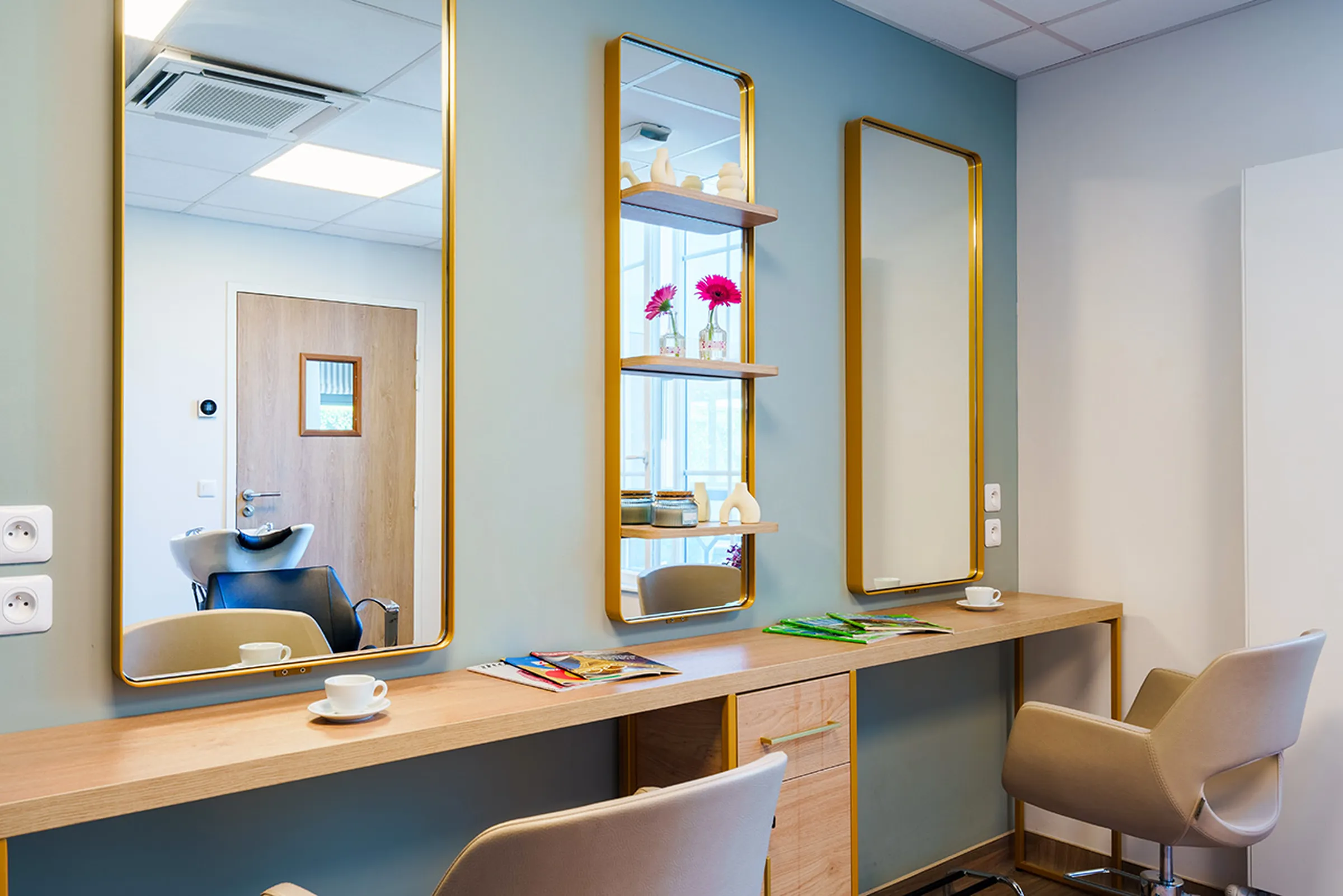 Espace coiffure moderne avec miroirs dorés à la résidence Villa Thalia à Saint Remy