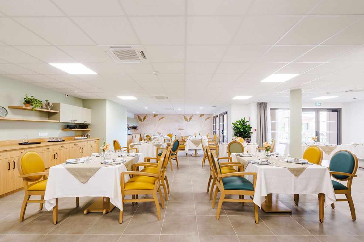 Salle de restaurant spacieuse et lumineuse à La Bastide du Grand Vallat