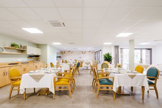 Salle de restaurant spacieuse et lumineuse à La Bastide du Grand Vallat