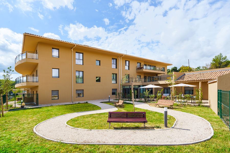 Terrasse exterieur espacée à la résidence médicalisée bastide du grand vallat