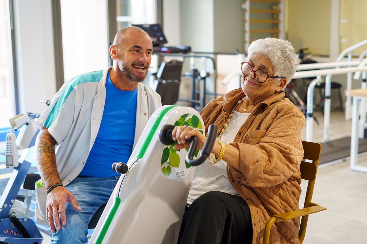 Séance de rééducation avec vélo adapté dans l’EHPAD La Bastide du Grand Vallat