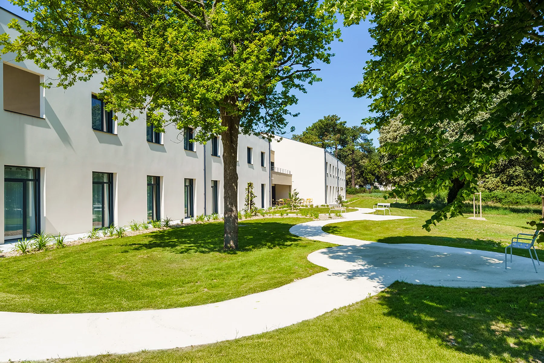 espace exterieur de la residence des grands chenes