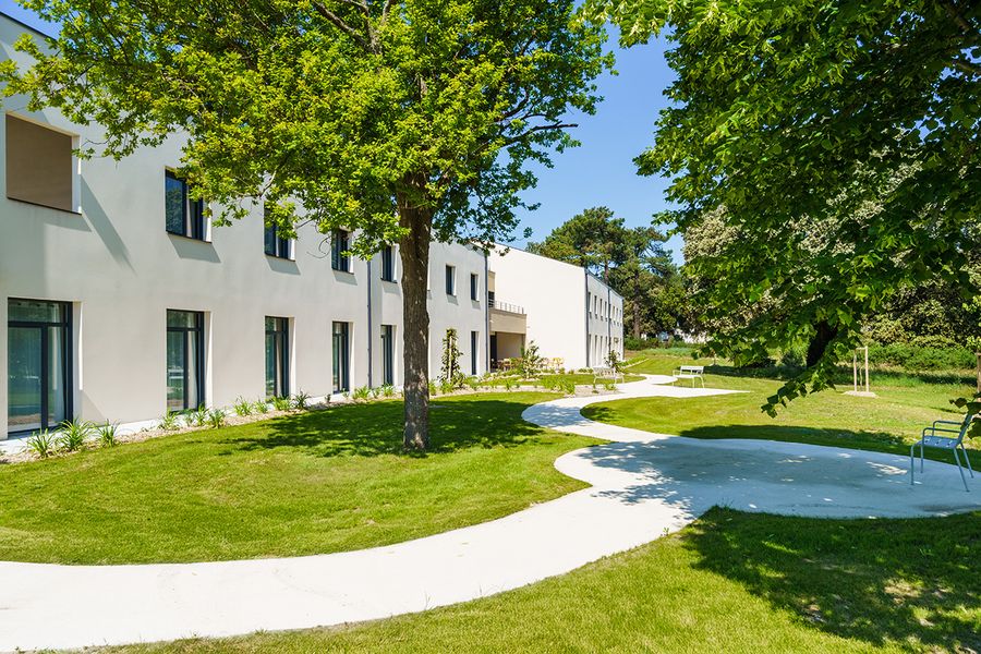 espace exterieur de la residence des grands chenes