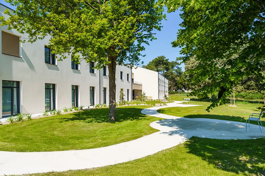 espace exterieur de la residence des grands chenes