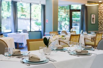 Salle de restaurant lumineuse avec table dressé et décorée - résidence Tiers Temps Lyon