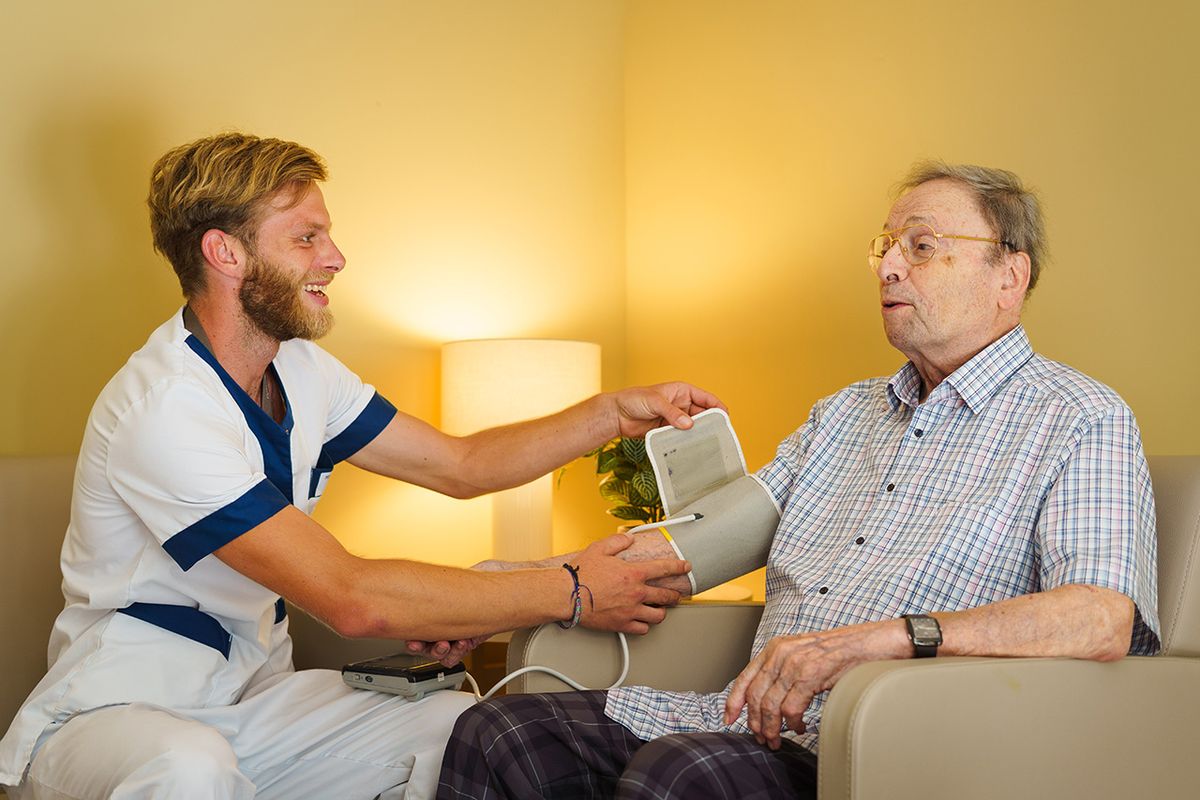 Prise de tension avec le sourire - maison de retraite Lyon