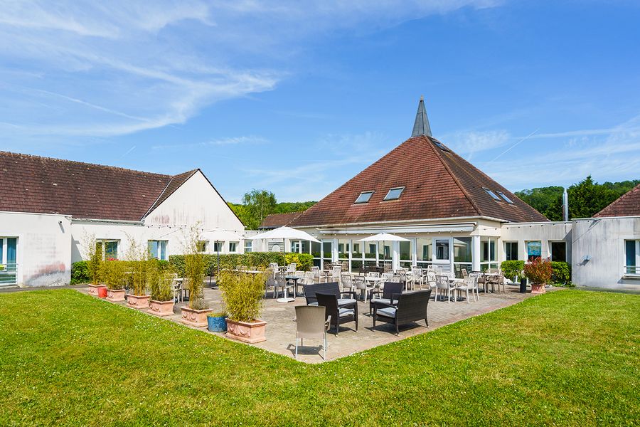 Facade avec terrasse aménagée maison de retraite jardin roinville romainville