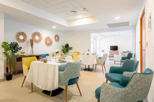 restaurant décoré avec chaises et tables dressé residence seniors à marseille