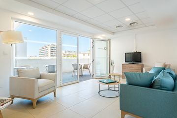 salon convivial et aménagé résidence terrasse de sainte marthe