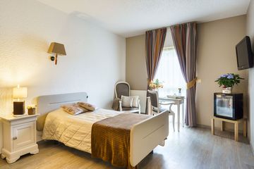 Chambre cocooning beige marron lumineuse spacieuse La Fontaine Médicis Gouvieux